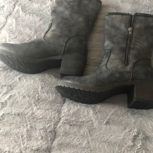 Ladies Blk boots size 8 (Rocket dog)